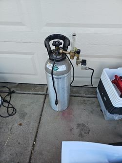 C02 Tank. WYSIWYG Needs Open Knob
