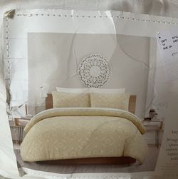 (IF IT’S LISTED, IT’S AVAILABLE.) $25 Brand New Moss & Willow Yellow Full/Queen Duvet set.