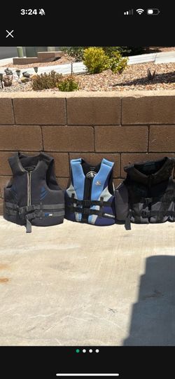 3 Lifejackets   L 