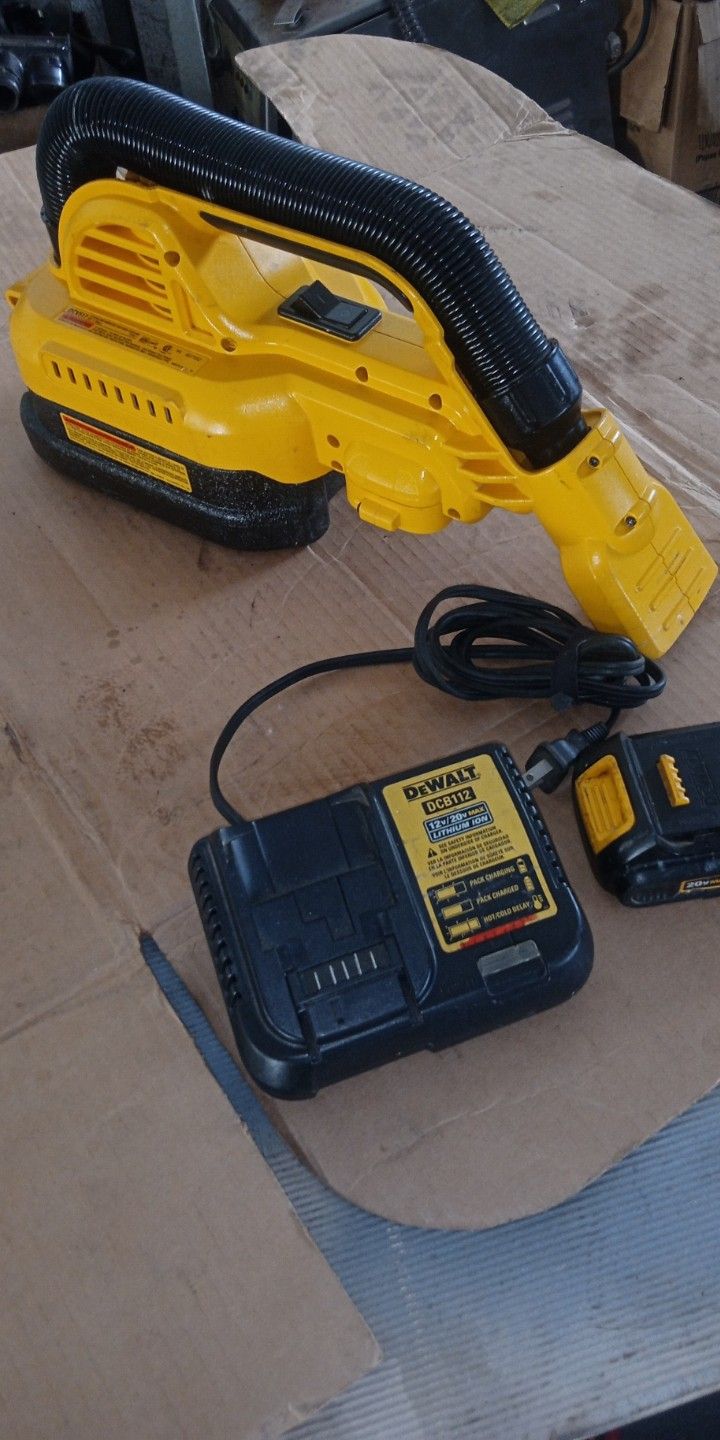 DeWalt DCV517 20V cordless portable wet and dry vacuum included battery and charger in great condition