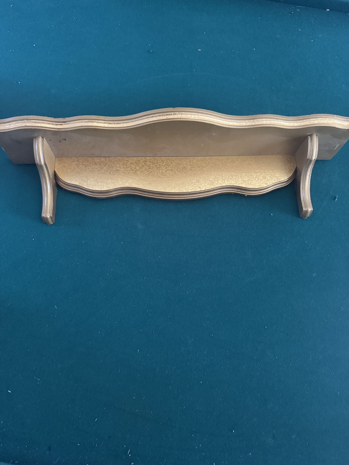 Vintage Gold Wall Shelf with Curved Edge Trim – Decorative Wood Display Rack