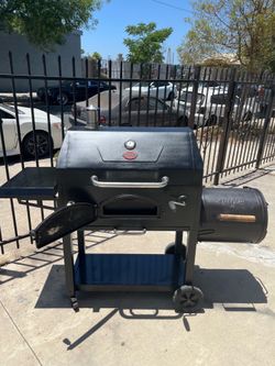 Charcoal grill and smoker.  Asador para usarse con carbón o leña