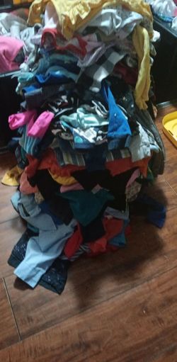 Variedad de ropa de bebe n