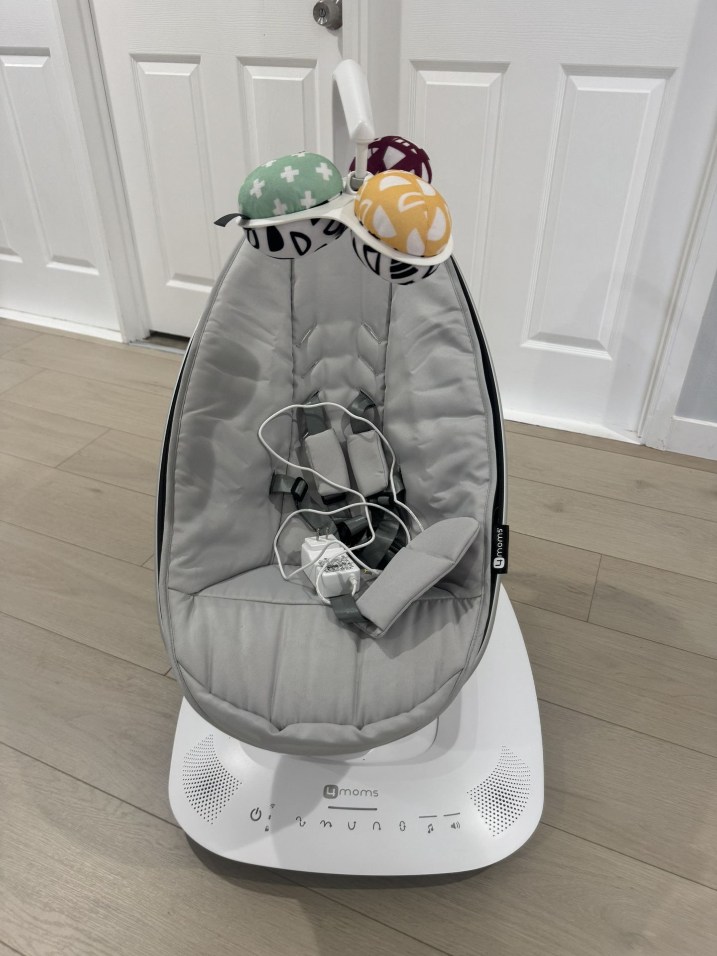 4moms MamaRoo Multi-Motion Baby Swing, Bluetooth Enabled with 5 Unique Motions, Grey