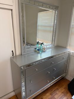 Bed vanity