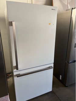 Hisense refrigerator 17.2 cubic ft $475 cash is out price at JE merchandise outlet