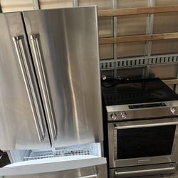 Frigidaire Stove & Refrigerator Set