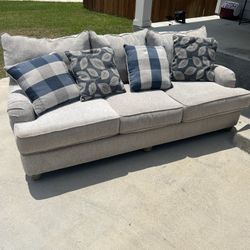 Couch *FREE DELIVERY*