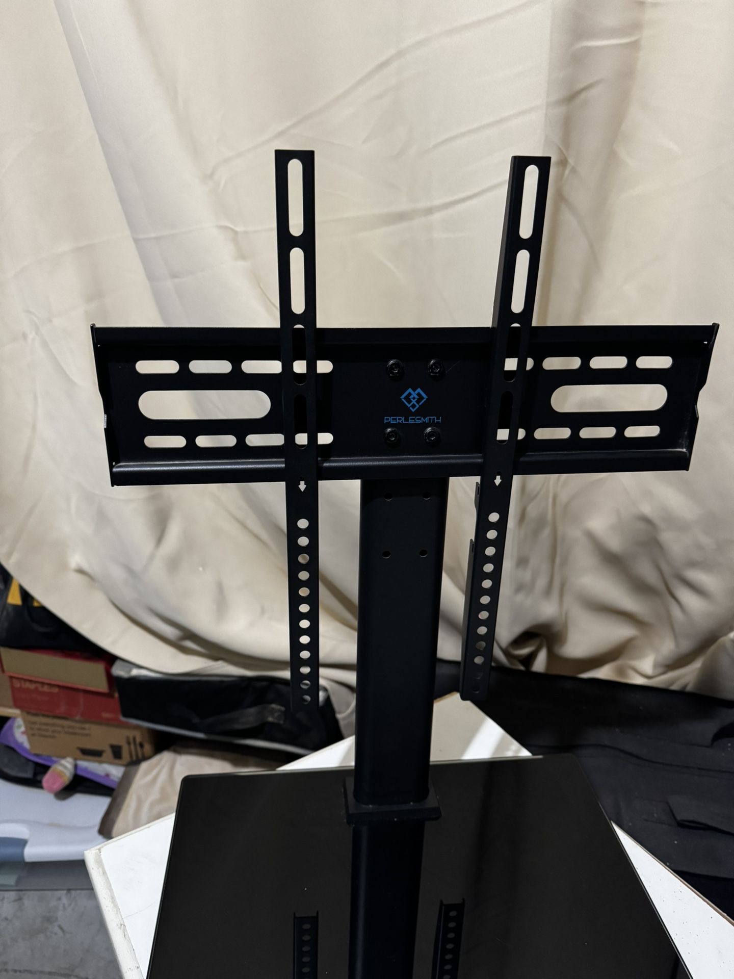 Table Top TV Stand • Soporte de TV de mesa
