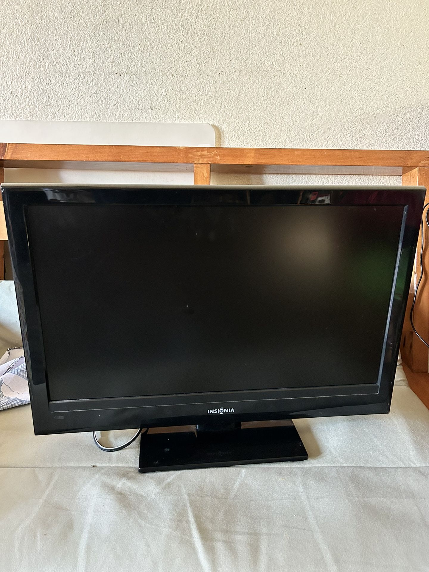 TV 24” INSIGNIA LCD HDMI