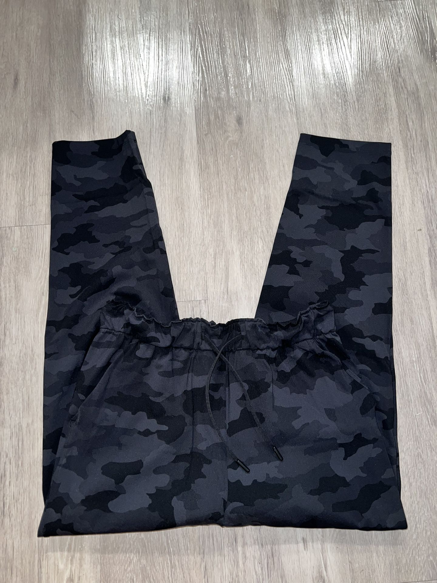 Lululemon Womens Camo Pants Size 8