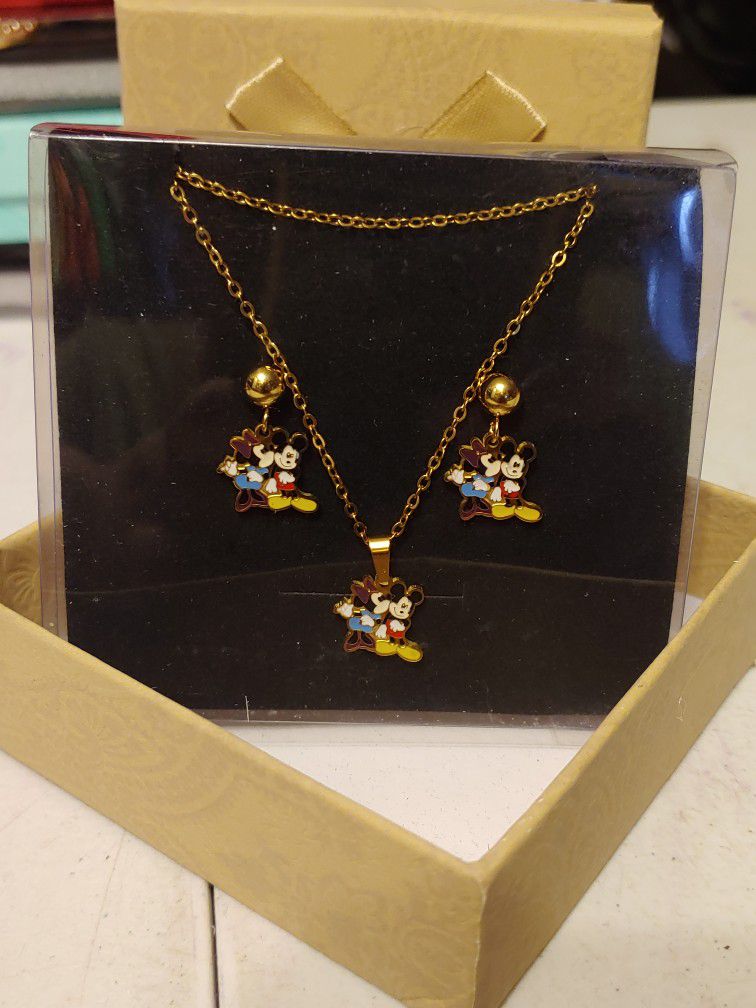 Minnie Mouse & mickey Mouse 2 Piece Set $15