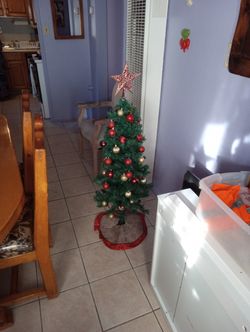 Nice 3ft Xmas Tree With Lights And Ornaments 