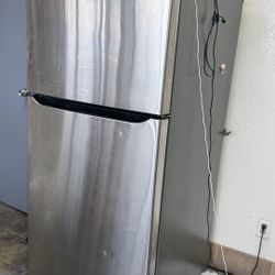 LG Refrigerator – Stainless Steel – Top Freezer