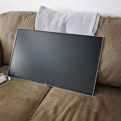 LG 32" QHD IPS Monitor (32QK500-C) – Great Condition – VESA Mount Included