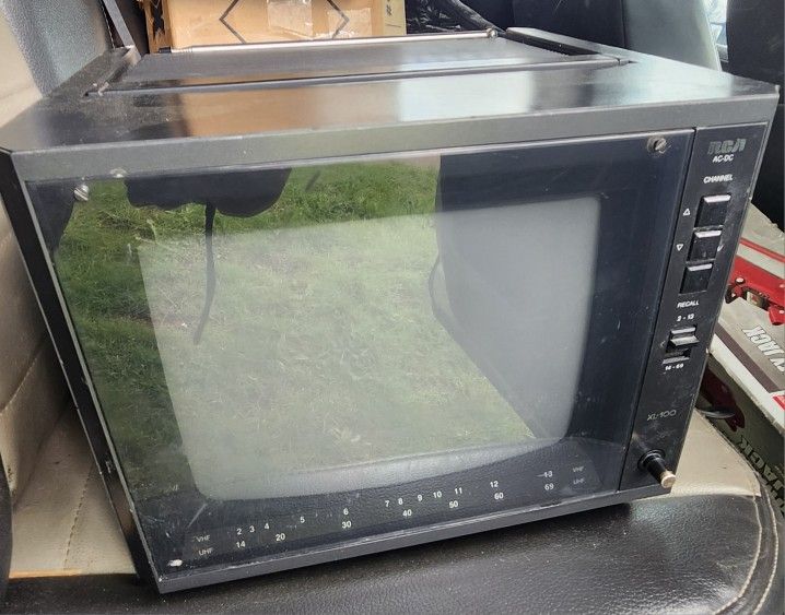 RCA Color CRT TV XL-100 EMR295E Retro 9-Inches VHF UHF Classic