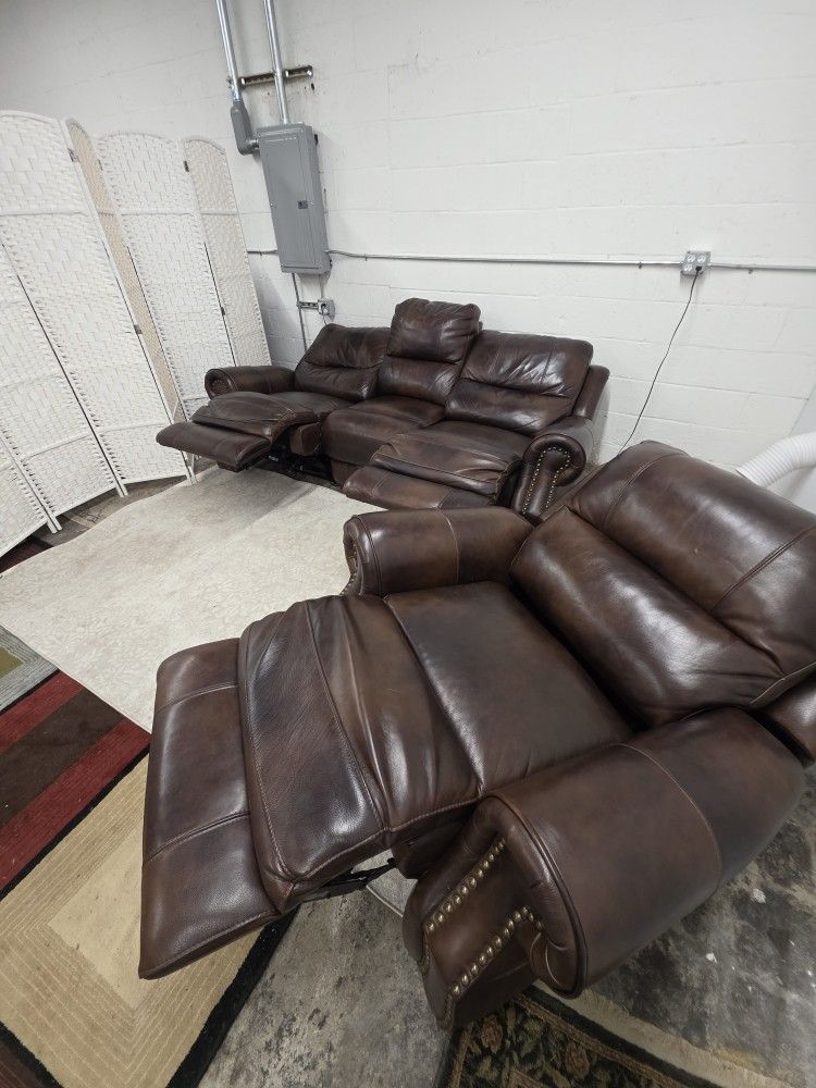 Matching Power Reclining Leather Set.