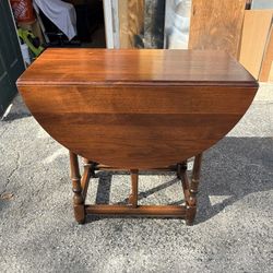 Kittinger  Walnut DropLeaf Table- Small and Beautiful- Excellent Cond.