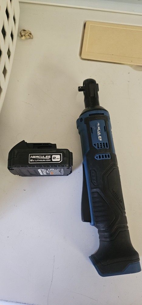 Hercules 1/4 electric ratchet wrench with 2 amp battery