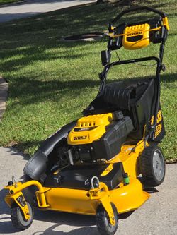 DEWALT 28 in. 224cc E-GOV Engine 3-in-1 Gas RWD Self-Propelled Lawn Mower with High Rear Wheels