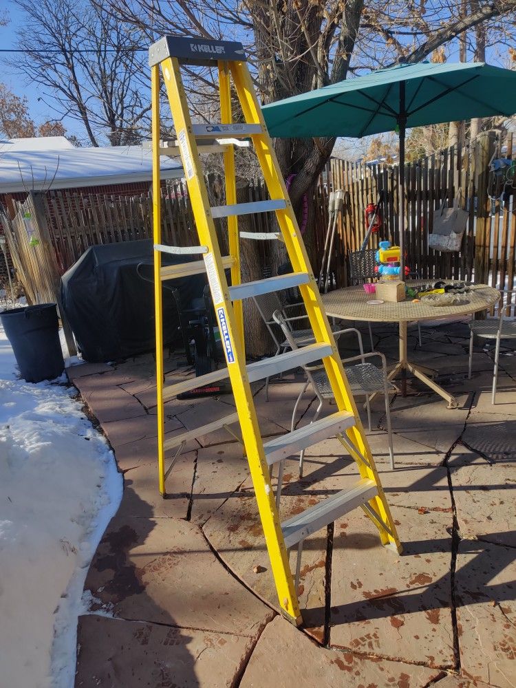 STEP LADDER