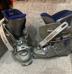 Tecnica Ski Boots Mondo Size 23, best fits size 5