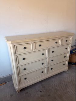 9 Drawers Dresser