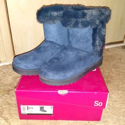 Navy Blue 💙 New In Box Christmas 🎄 Winter Boots Women's Size 9.5! 👢