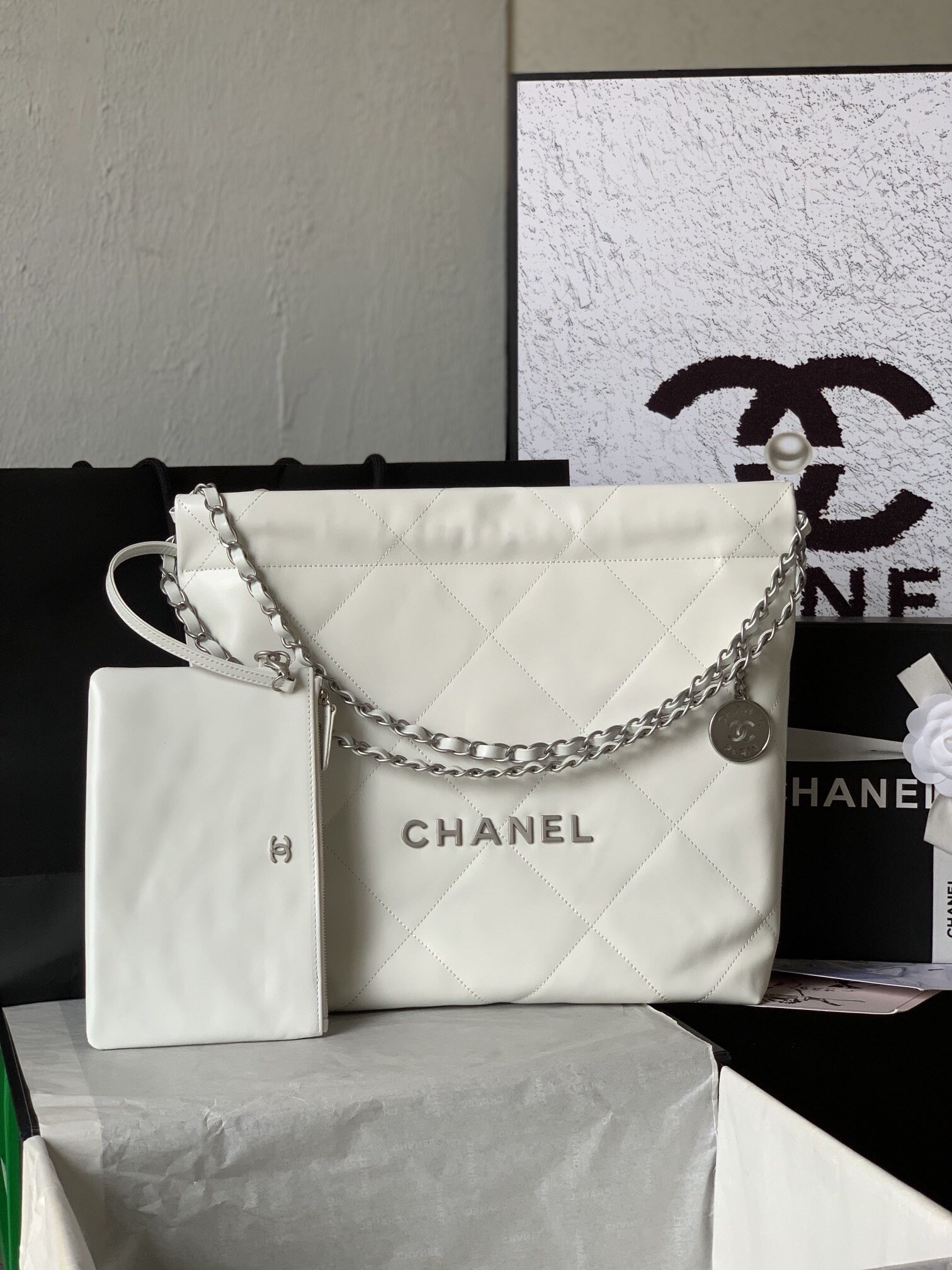 A casual and fashionable women's bag