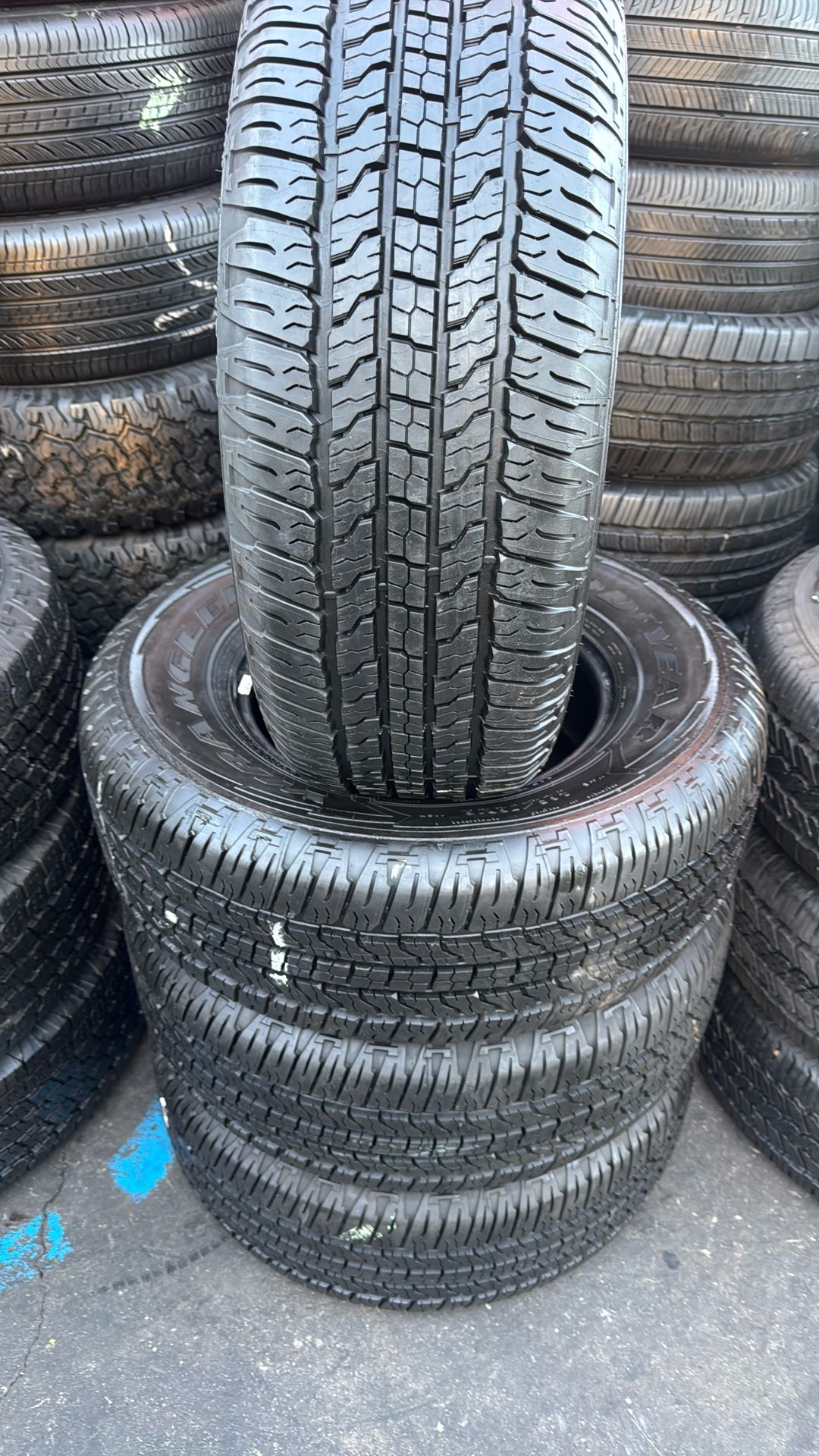 265/70/16 GOODYEAR WRANGLER SEMI NEW 95%TREAD LIFE $300 PRICE INCLUDE INSTALACIÓN AND BALANCE.