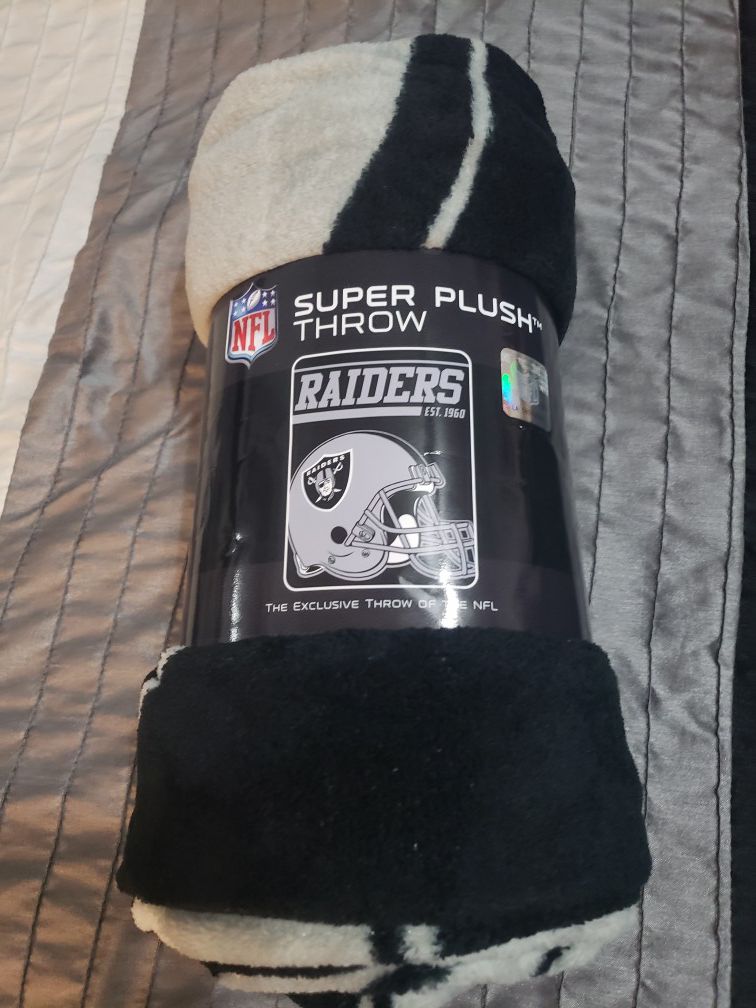 Raiders super plush throw blanket