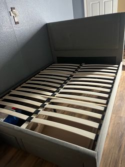 Cama Queen color gris está nueva no tiene colchón