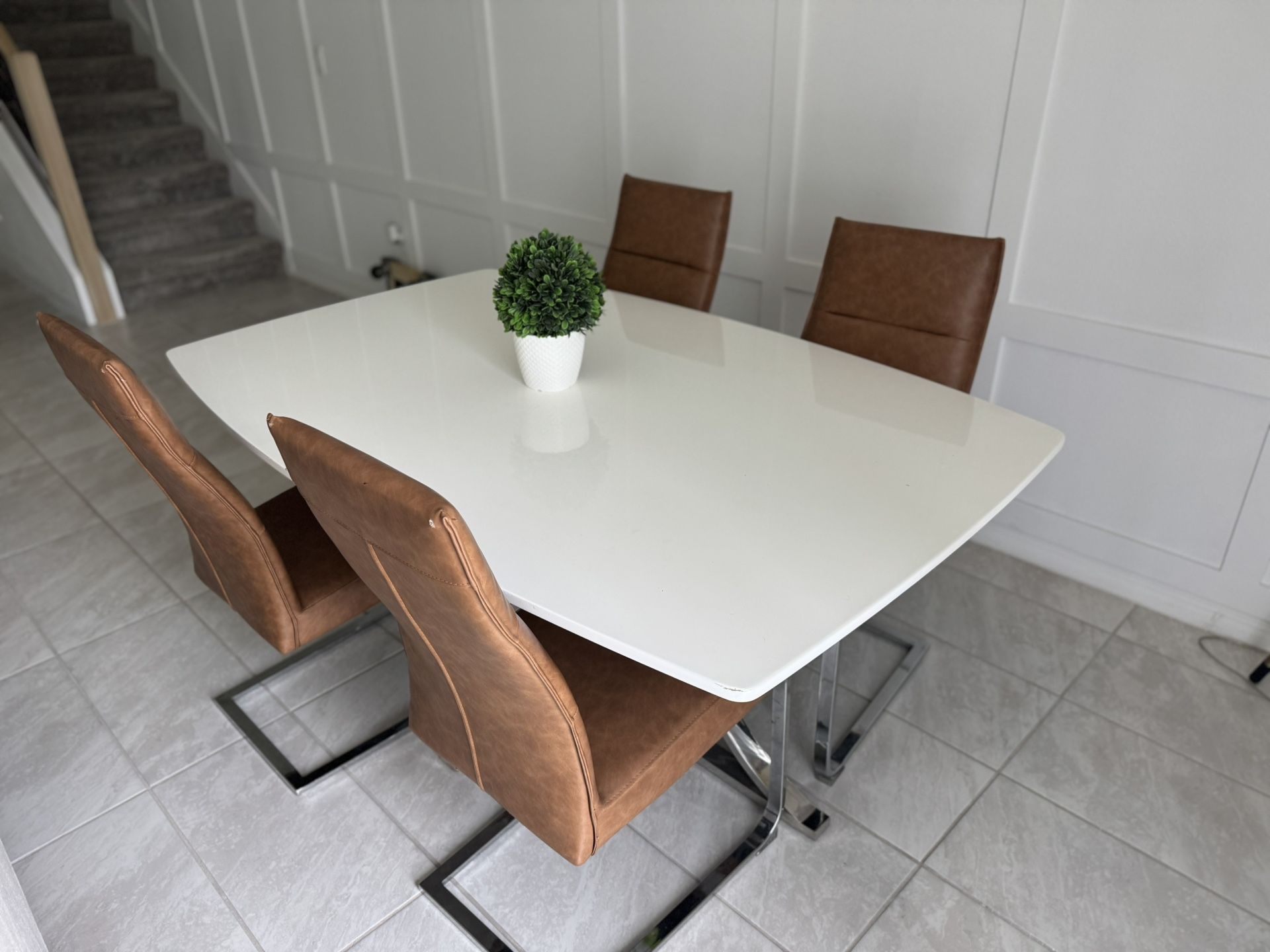 Dining table + 4 Chairs 