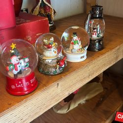 4 Snow Globes, 2 Are Music Boxes