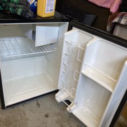 Mini fridge 