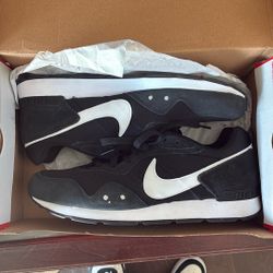 Nike Venture Runner Black