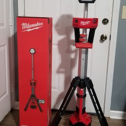 Milwaukee M18 Roket Light New 