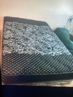 Beautiful black queen mattress and Boxspring