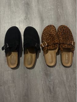Suede clogs