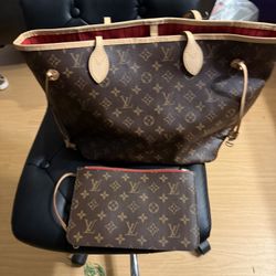 Louis Vuitton Neverfull MM tote bag in Monogram canvas with a red textile-lined interior