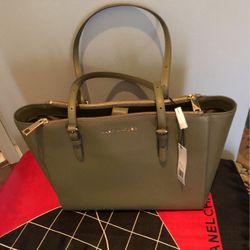 Marc Jacobs Leather https://offerup.com/redirect/?o=VG90ZS5OZXc= W/tag