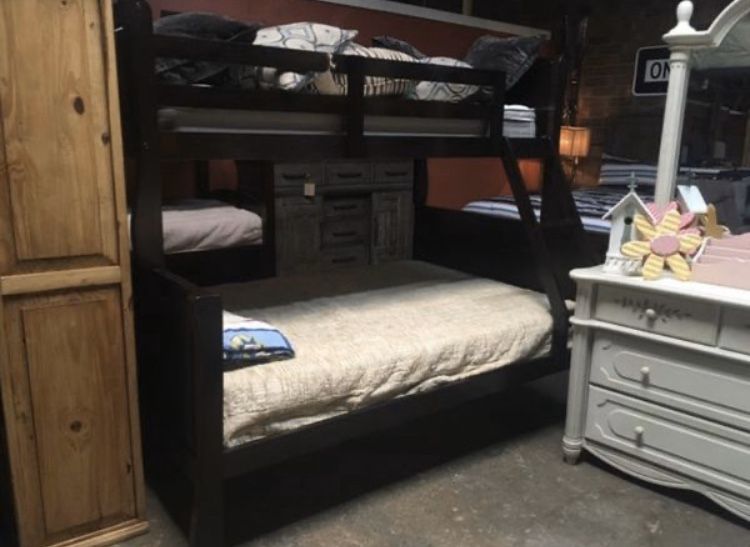 Twin/Full Bunk Bed