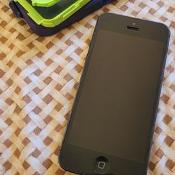 Iphone 5 Perfect Condition w/otterbox