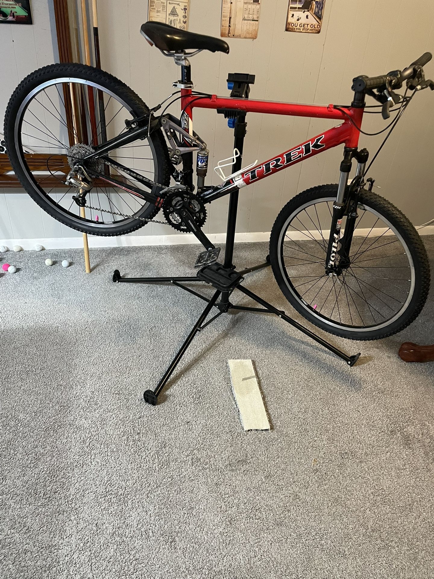 2004 Men’s Trek Fuel 80 red, white, and black.