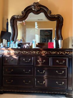 Elegant dresser