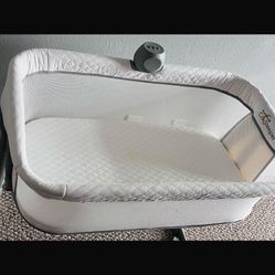 Baby Bassinet - Like New 