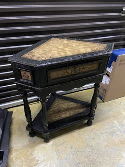 corner  table