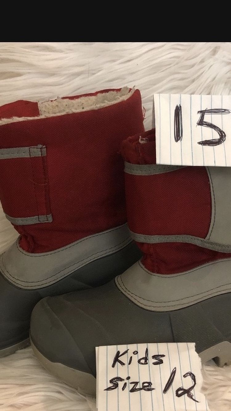 Snow Boots Size 12 Kids ..... 15$
