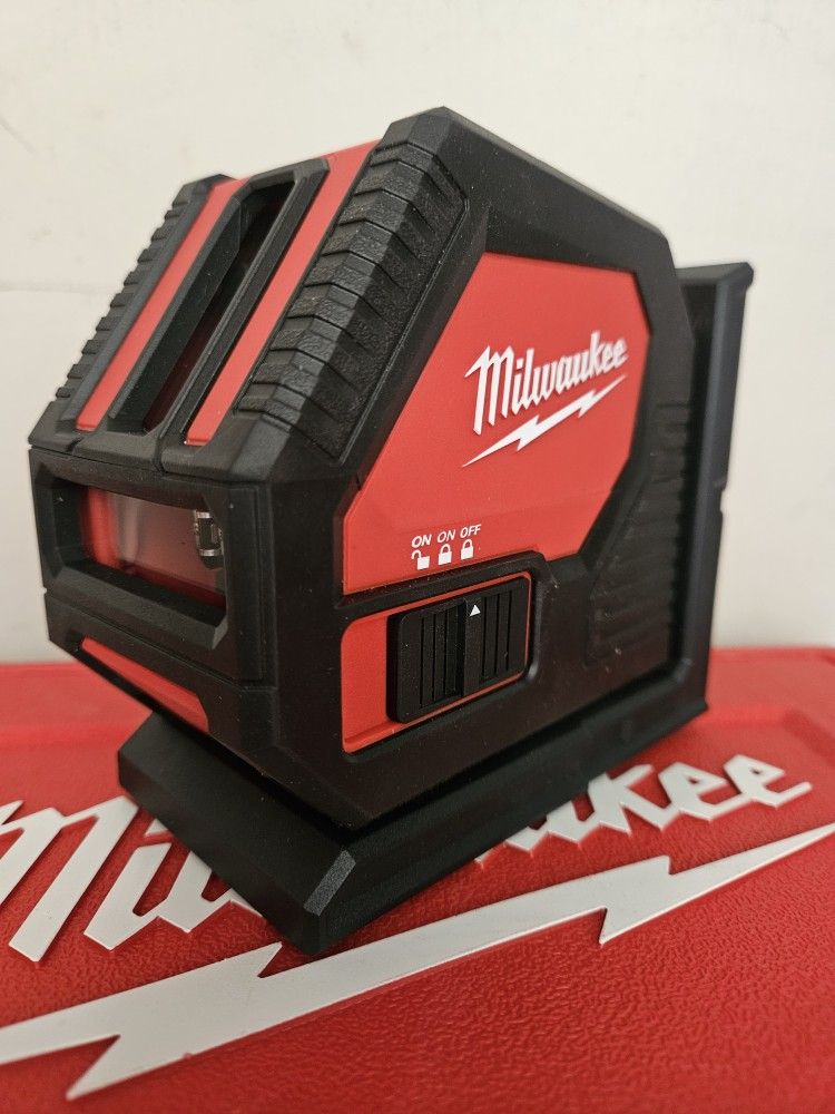 MILWUAKEE GREEN CROSS LINE LASER LEVEL LASER LEVEL NEW