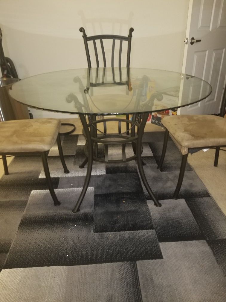 Table for sale . Chairs included for free